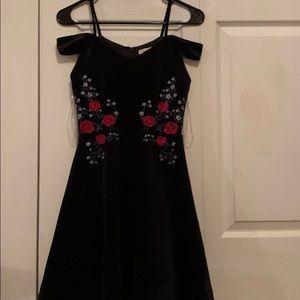 Black rose detailed velvet dress
